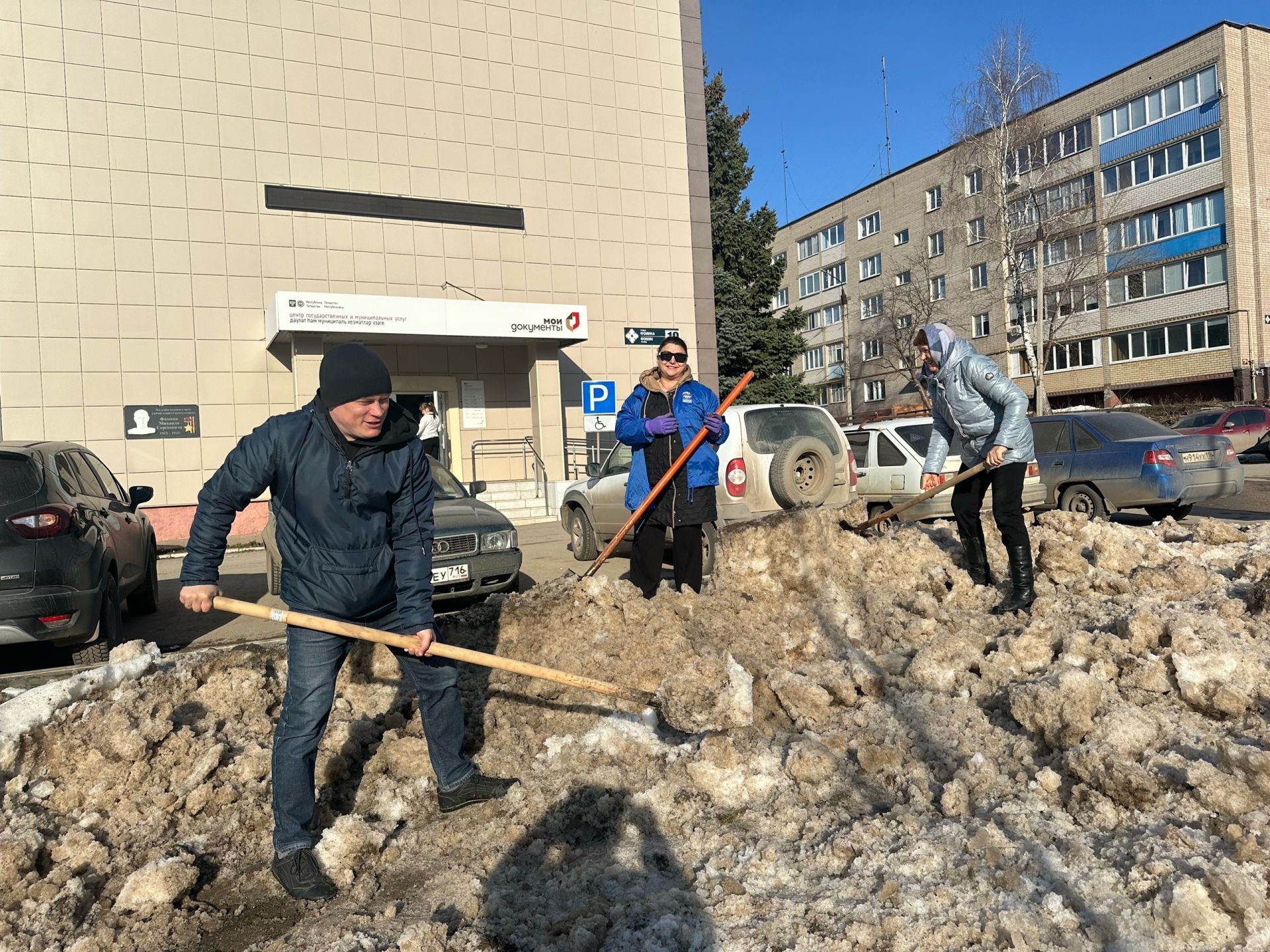 В Менделеевске стартовали первые субботники в рамках экологического двухмесячника