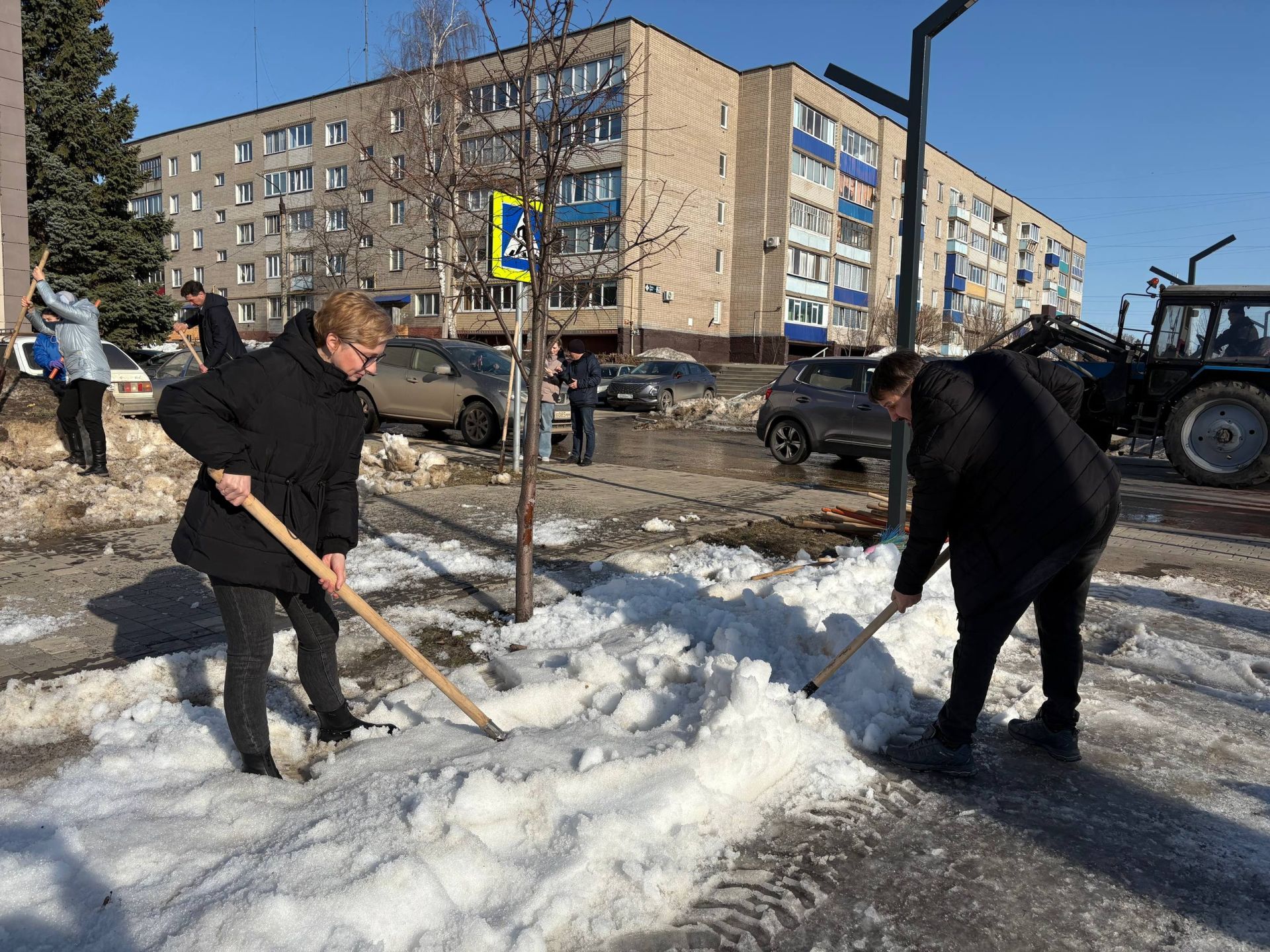 В Менделеевске стартовали первые субботники в рамках экологического двухмесячника