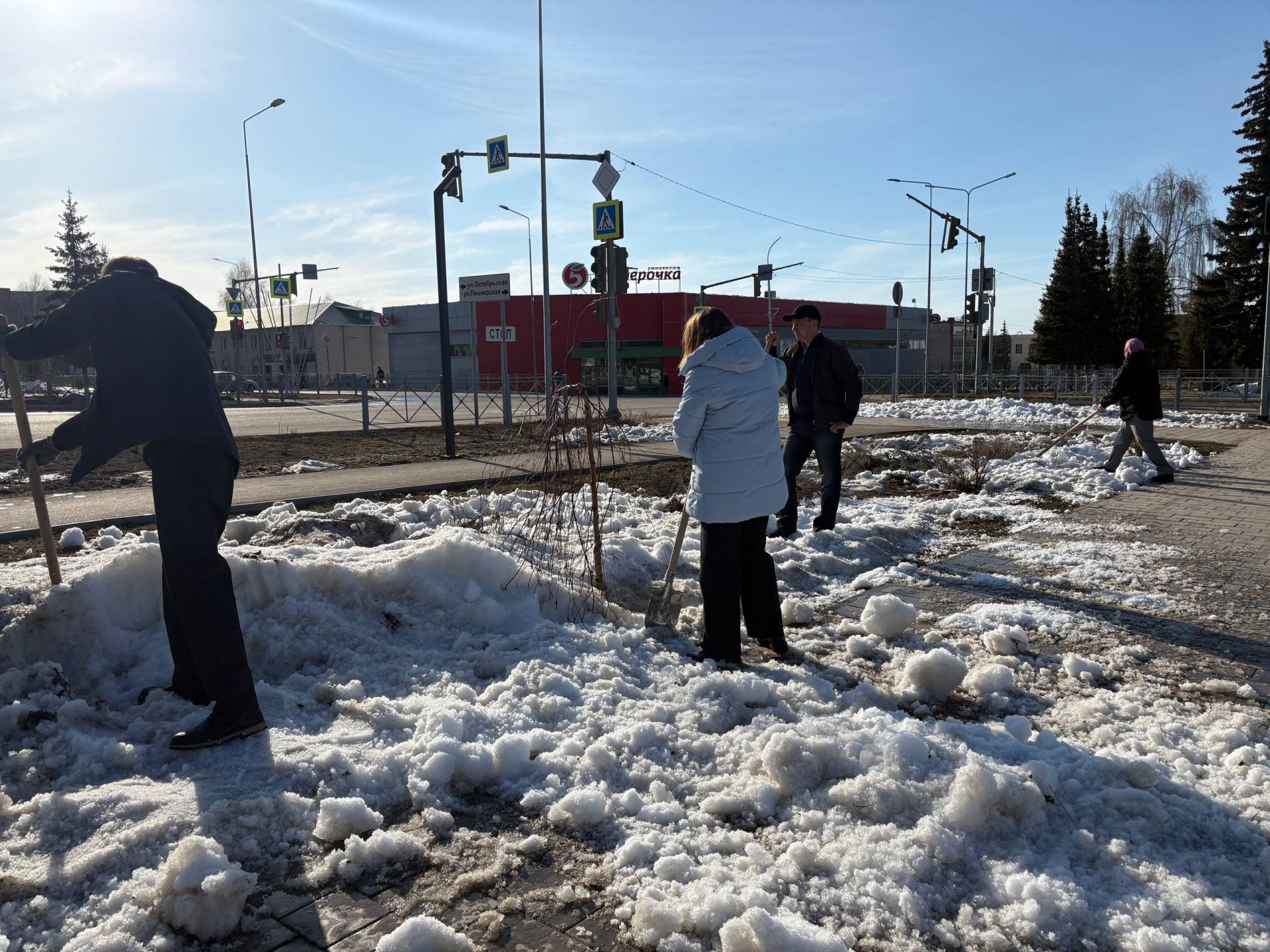 В Менделеевске стартовали первые субботники в рамках экологического двухмесячника