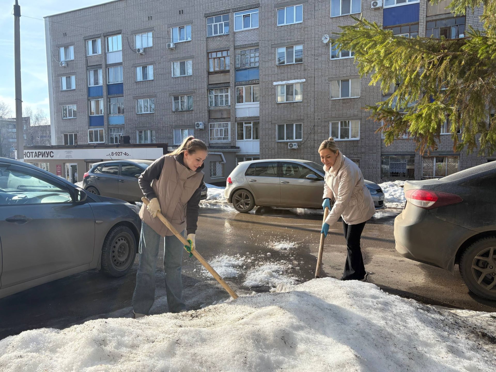 В Менделеевске стартовали первые субботники в рамках экологического двухмесячника