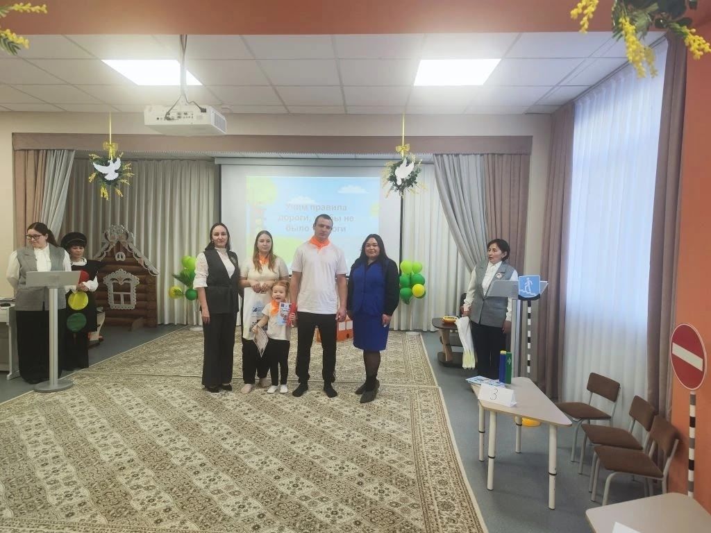 В детском саду Менделеевска родители вместе с детьми изучали правила дорожного движения