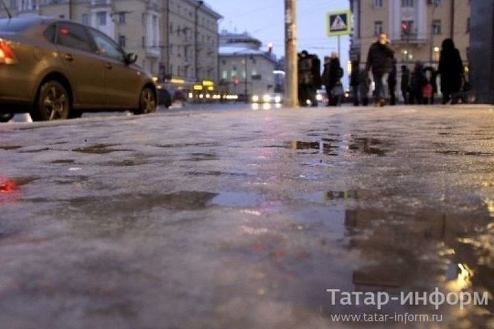 МЧС предупредило водителей и пешеходов о ночной и утренней гололедице в Татарстане