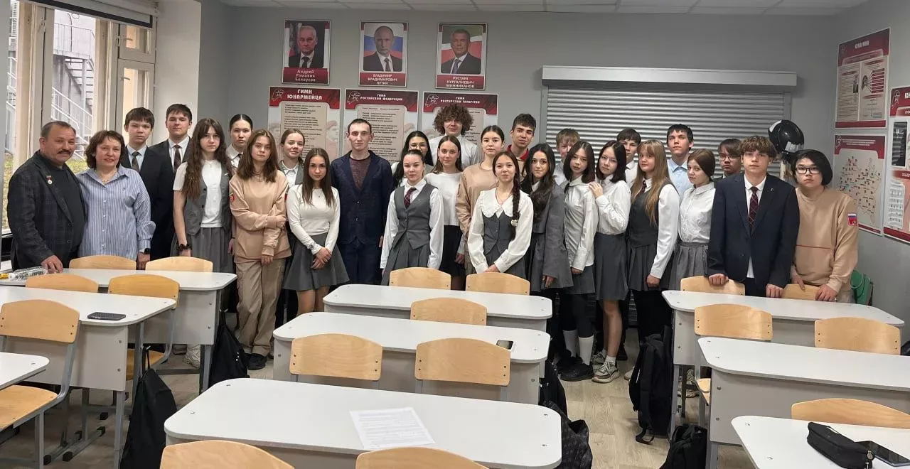 В школе №1 Менделеевска прошла встреча учеников с ветераном СВО Русланом Шарифуллиным