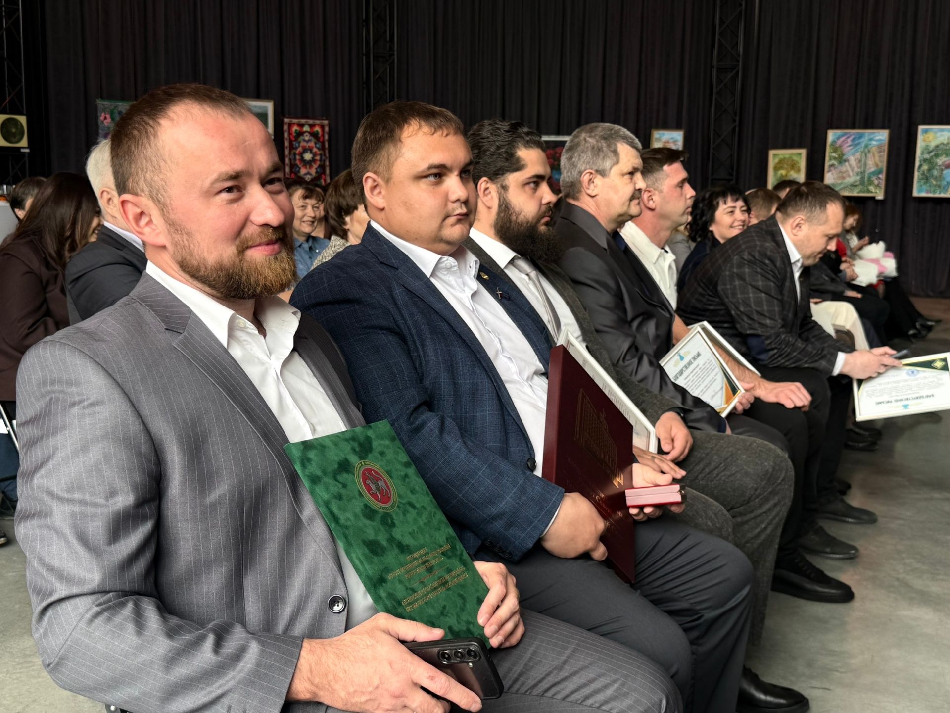 В Менделеевске наградили лучших сотрудников местного самоуправления