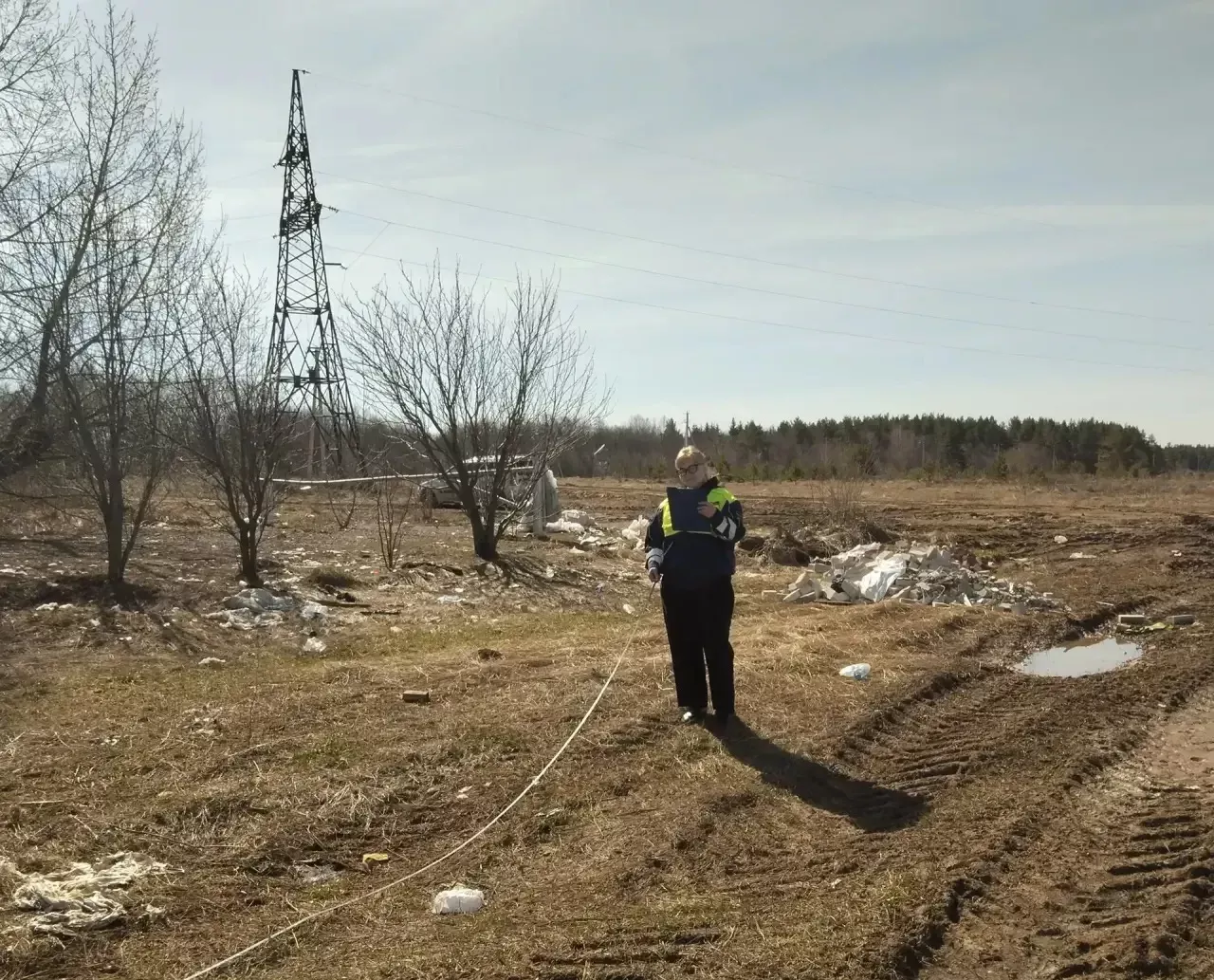 В Менделеевском районе в ходе проверки придорожных территорий выявили свалки мусора
