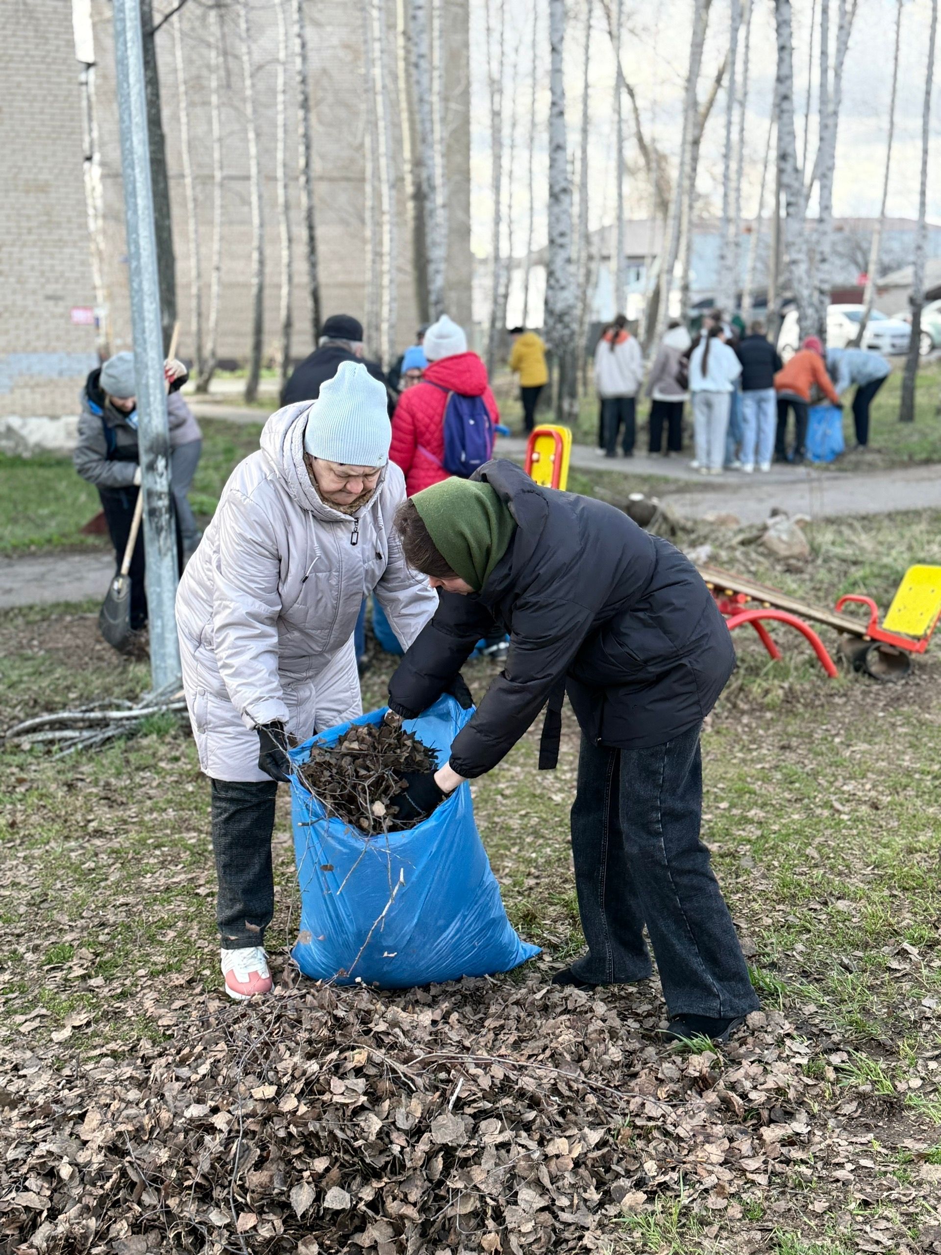 Жители Менделеевска присоединились к общегородскому субботнику
