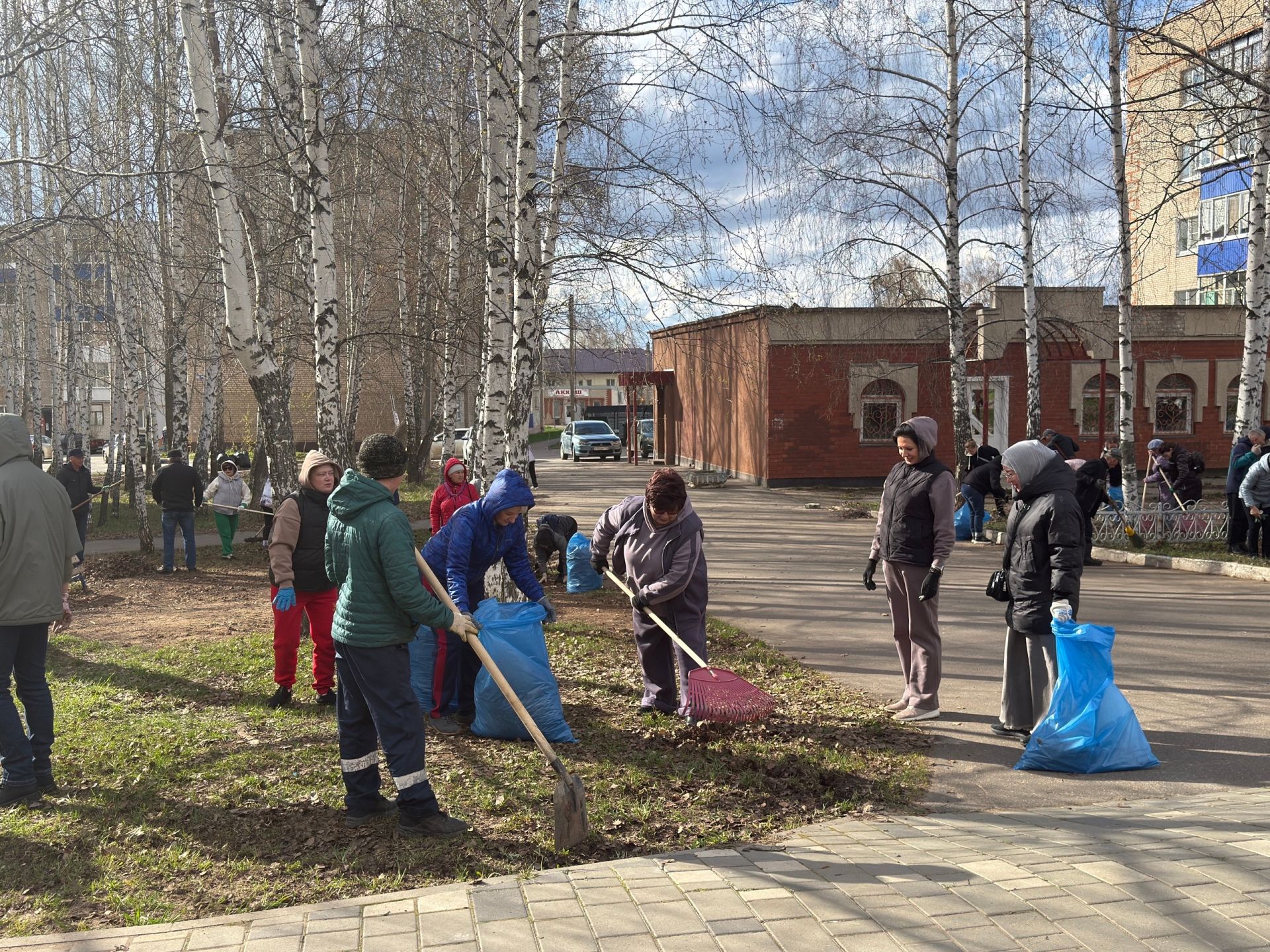 Жители Менделеевска присоединились к общегородскому субботнику