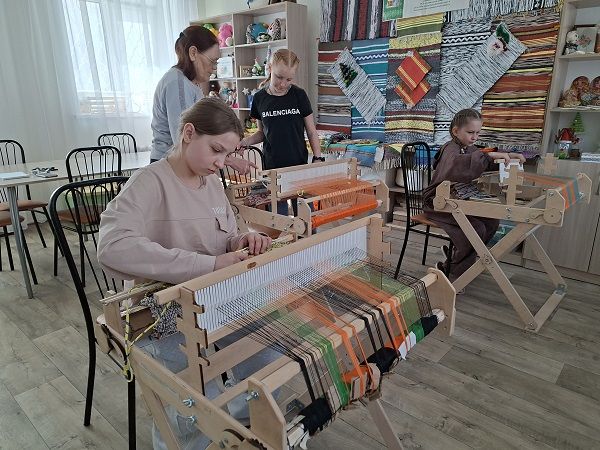 Домотканное тепло: в соцприюте Менделеевска прошло занятие по ручному ткачеству