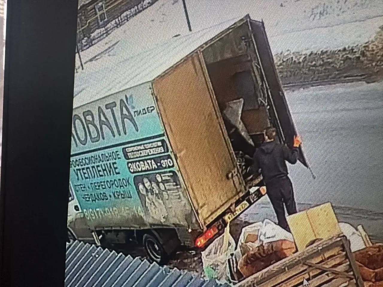 В Менделеевске напомнили о запрете выбрасывать шины и крупногабаритный мусор в контейнеры для ТКО