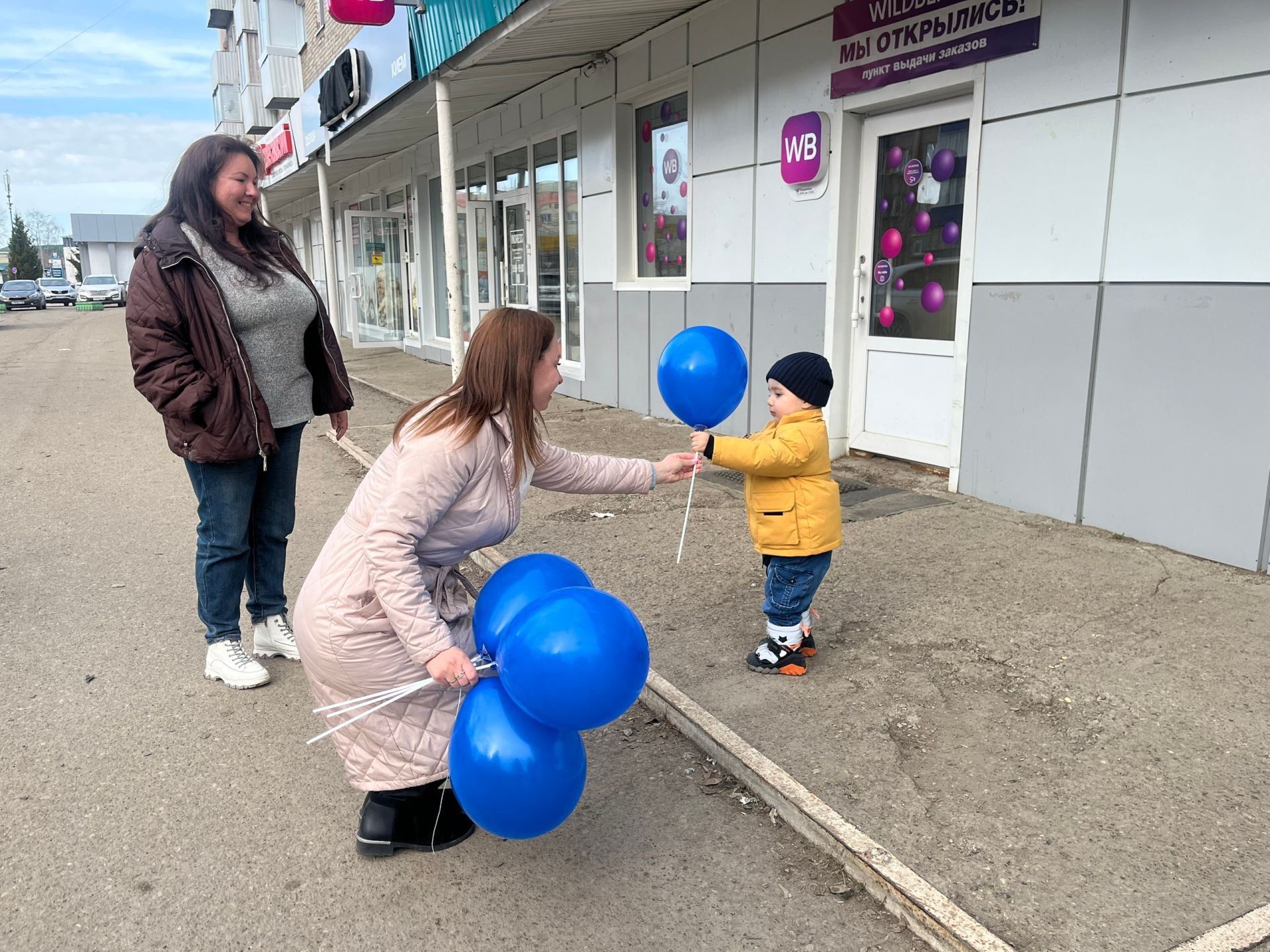 В Менделеевском районе провели акцию «Зажги синим» в поддержку людей с аутизмом