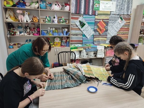 В Менделеевске воспитанники приюта осваивают тонкости ткацкого мастерства