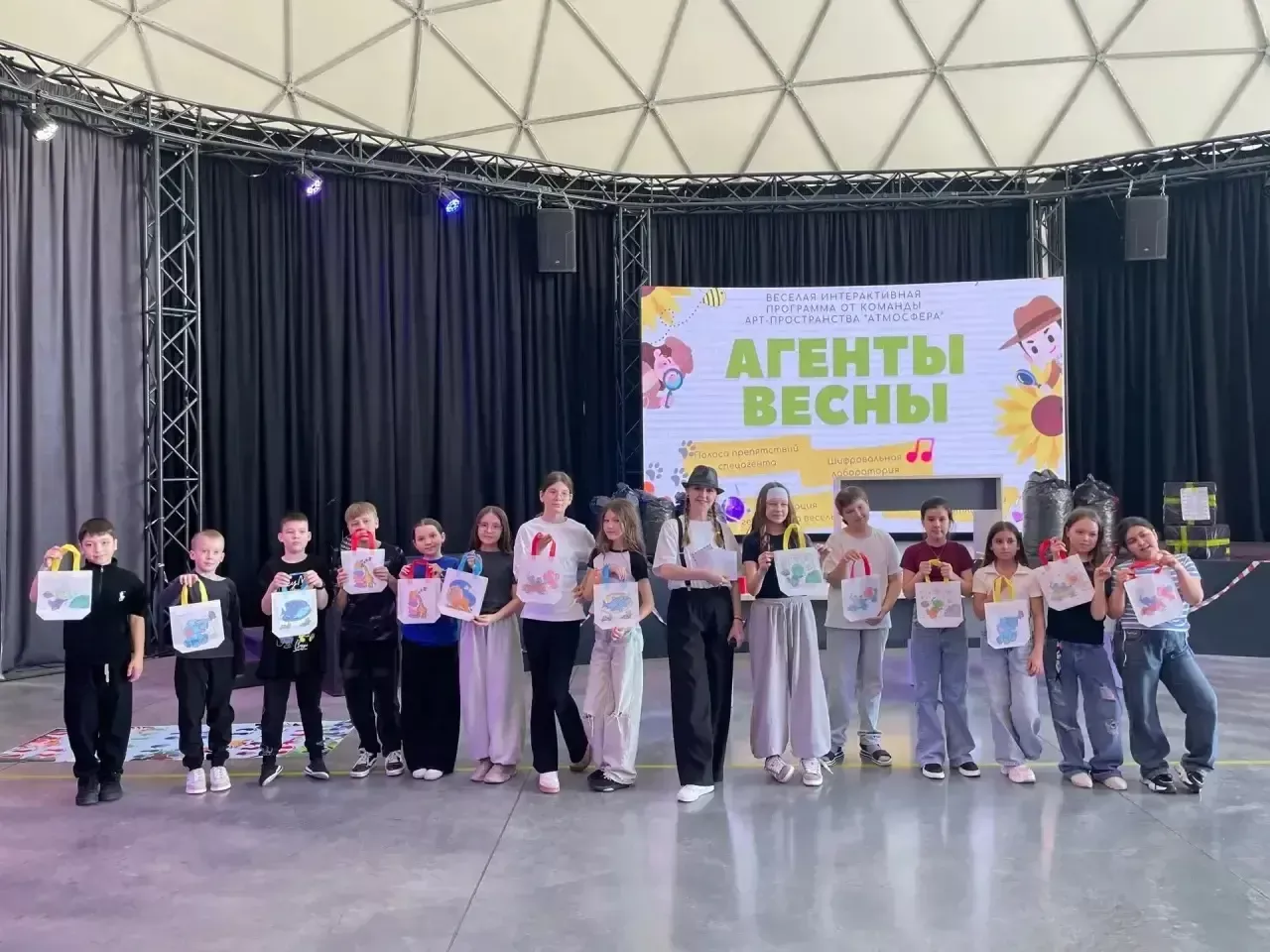 Команда арт-пространства «Атмосфера» провела интерактивную программу «Агенты весны» для детей Менделеевска