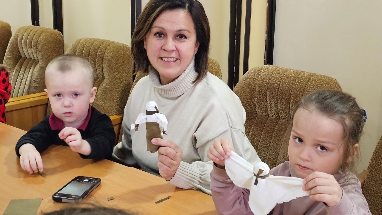 В Ижёвском сельском дворце культуры прошёл мастер-класс по изготовлению кукол-оберегов для участников СВО