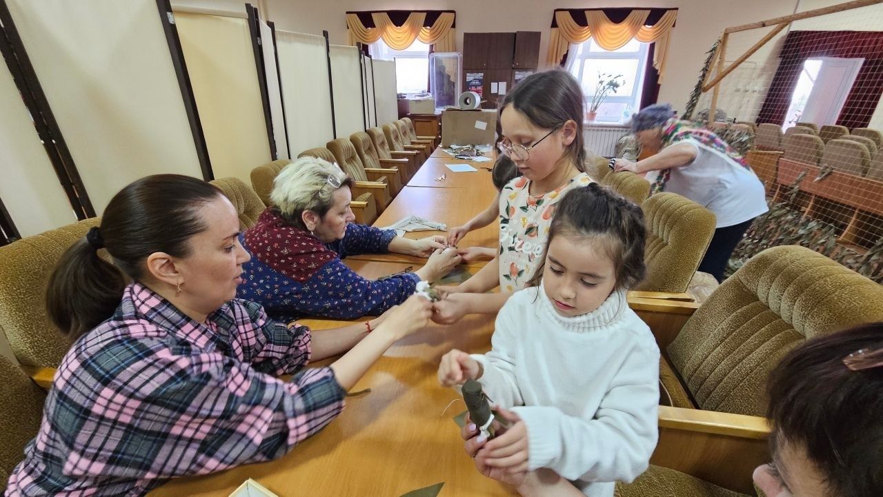 В Ижёвском сельском дворце культуры прошёл мастер-класс по изготовлению кукол-оберегов для участников СВО