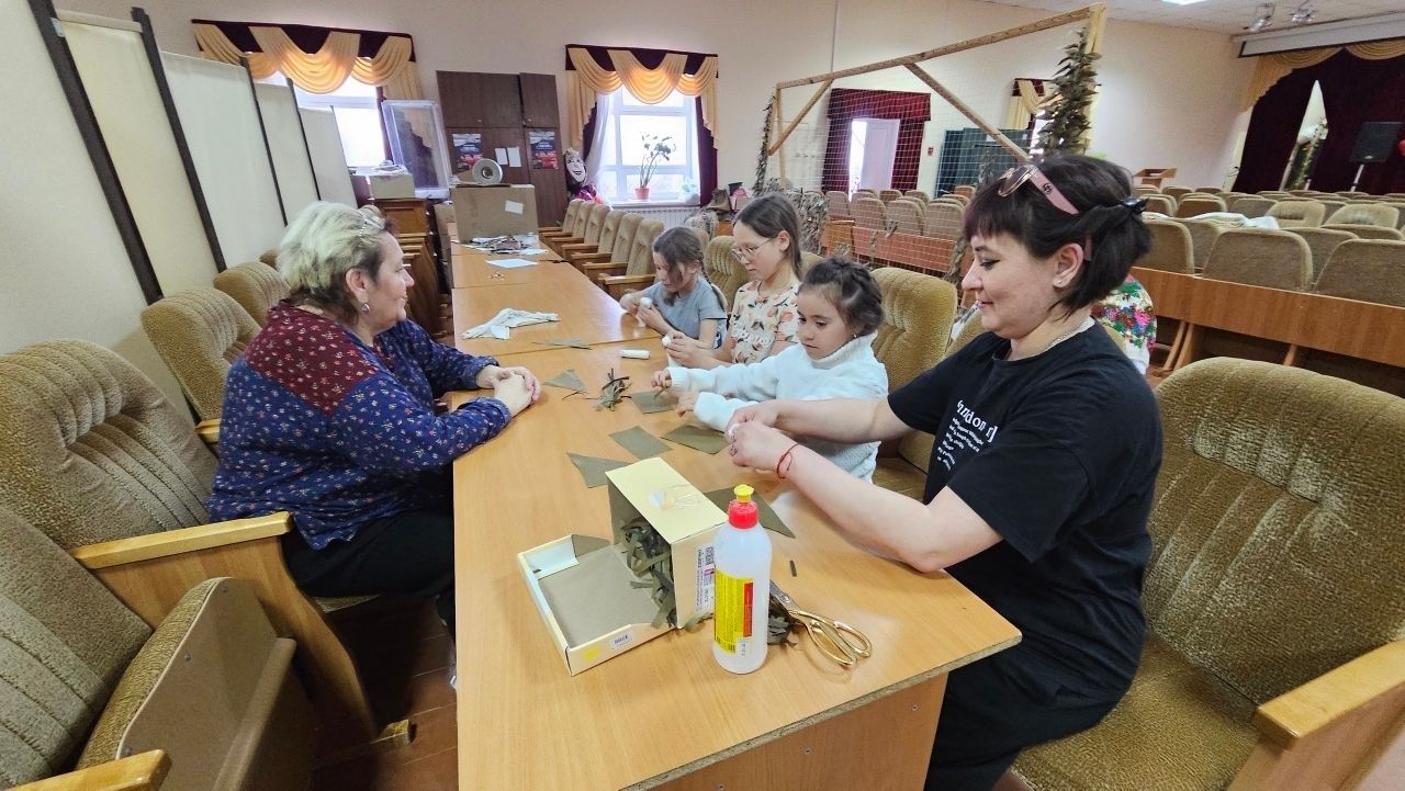 В Ижёвском сельском дворце культуры прошёл мастер-класс по изготовлению кукол-оберегов для участников СВО