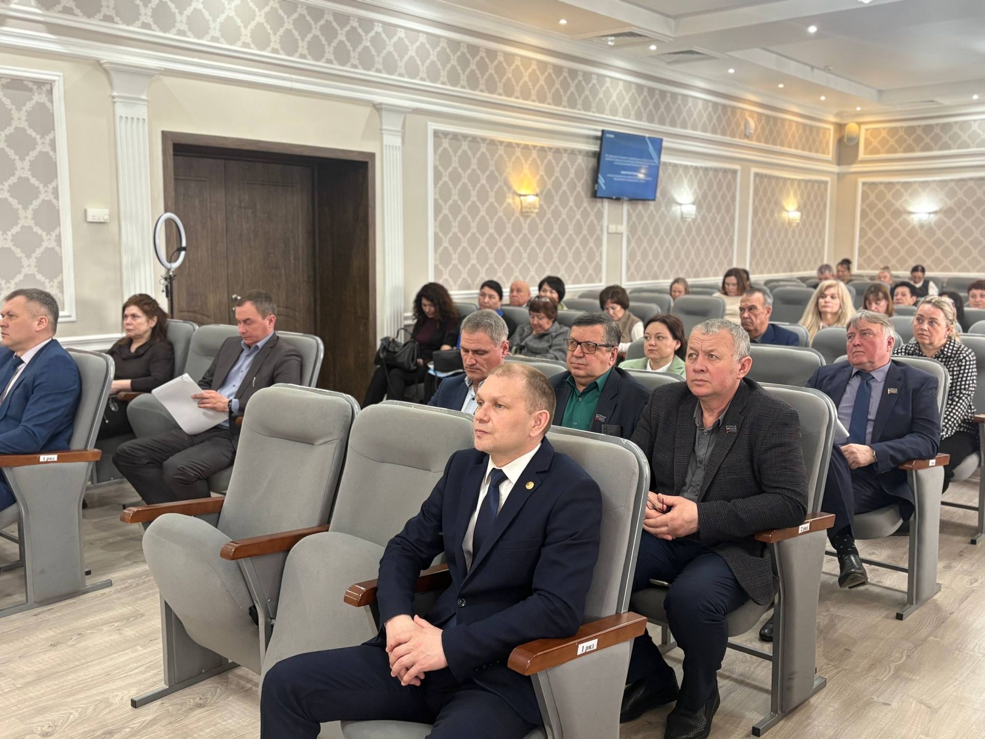 В администрации Менделеевского района прошли заседания районного и городского Советов