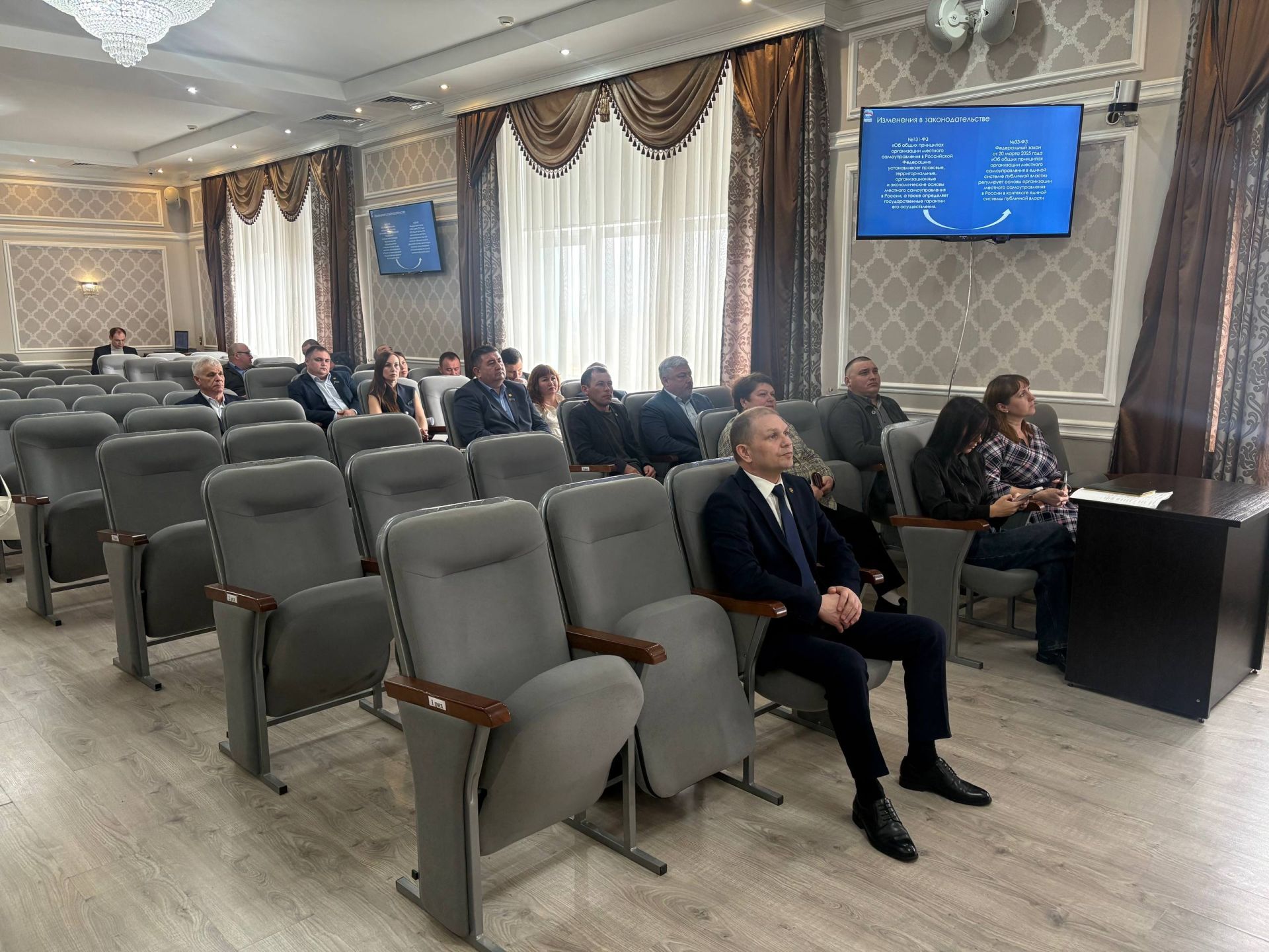 В администрации Менделеевского района прошло собрание депутатов фракции «Единая Россия»