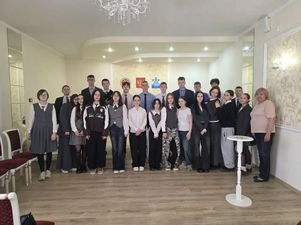 Школьники Менделеевска посетили отдел ЗАГС в рамках знакомства с работой госорганов