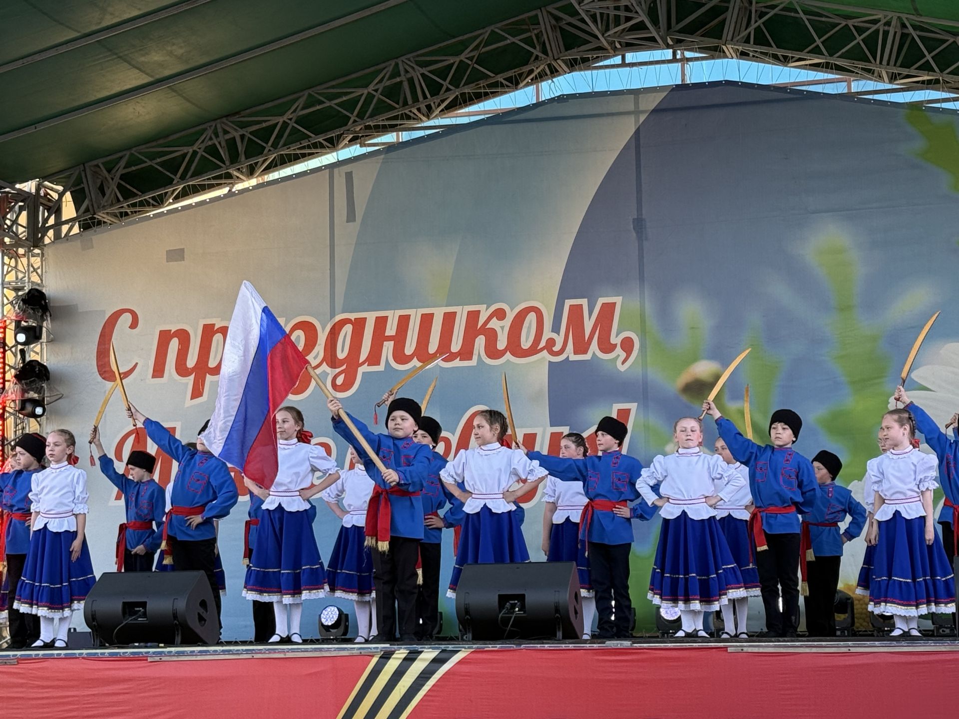 В День Победы в Менделеевске детские голоса и группа «Шурави» подарили зрителям праздничный вечер