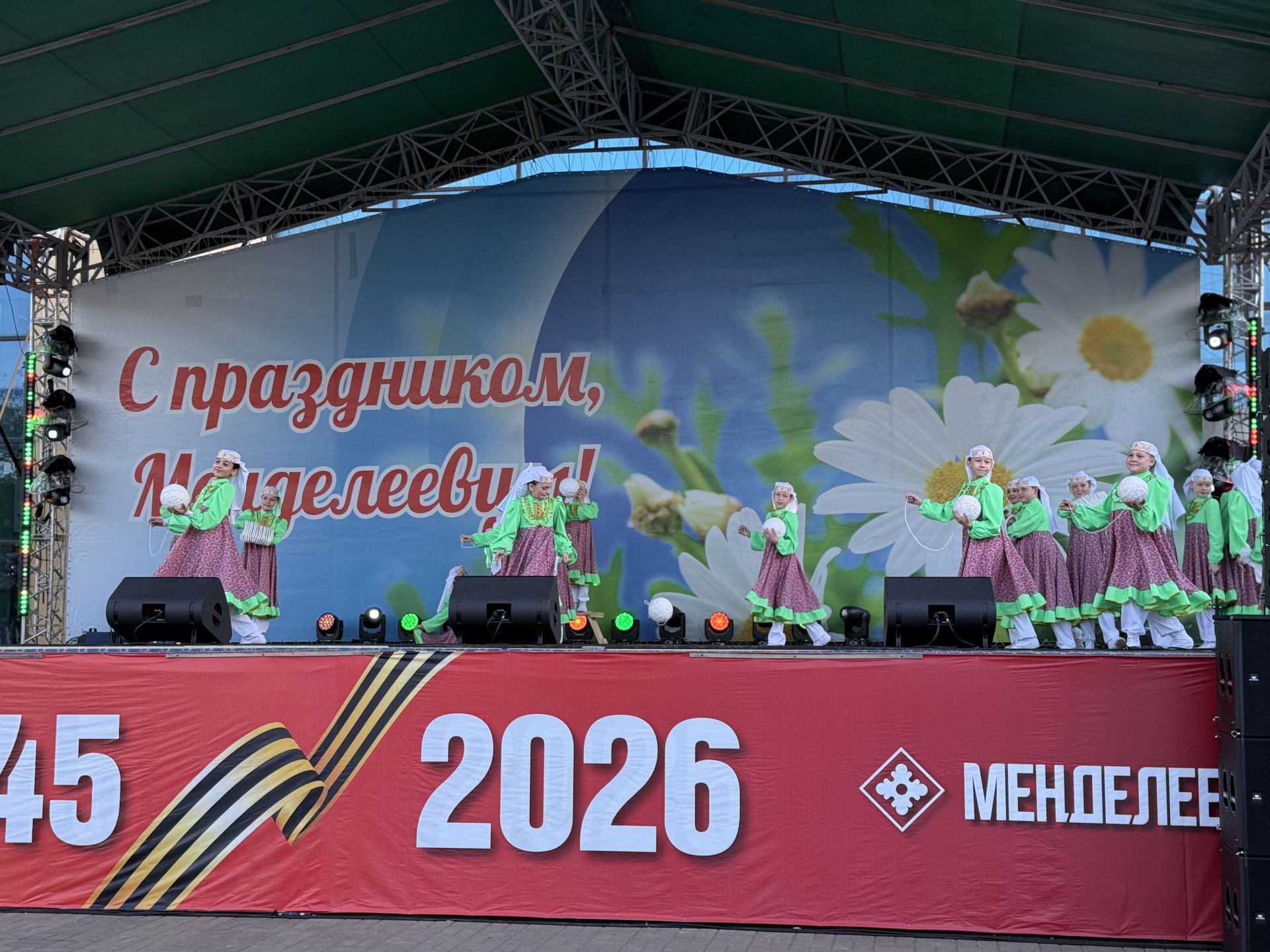 В День Победы в Менделеевске детские голоса и группа «Шурави» подарили зрителям праздничный вечер