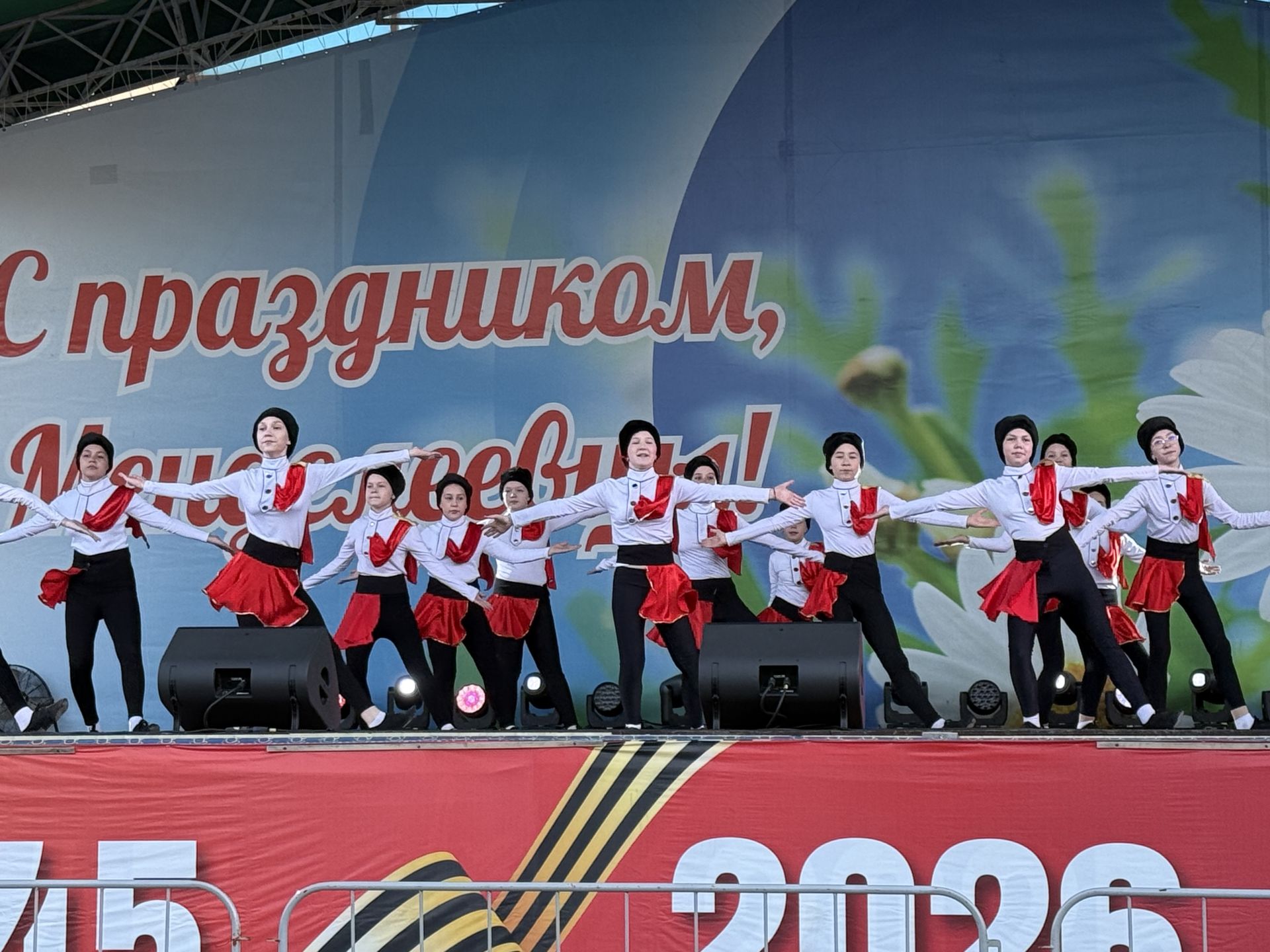 В День Победы в Менделеевске детские голоса и группа «Шурави» подарили зрителям праздничный вечер