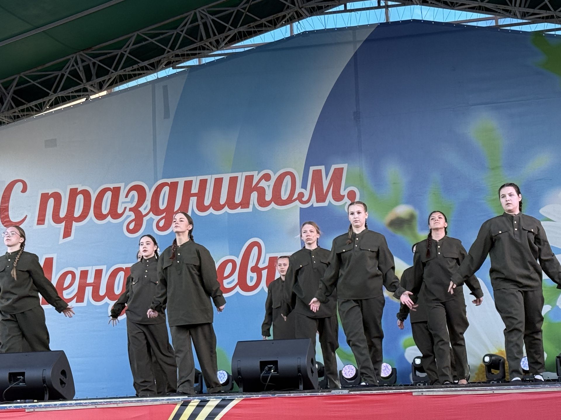 В День Победы в Менделеевске детские голоса и группа «Шурави» подарили зрителям праздничный вечер