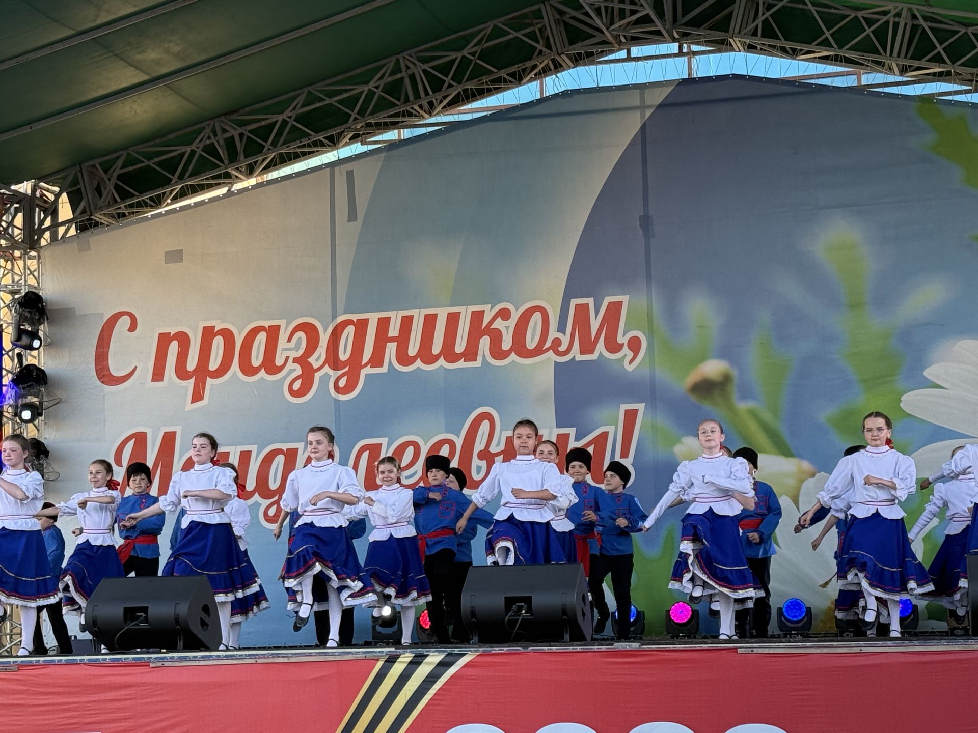 В День Победы в Менделеевске детские голоса и группа «Шурави» подарили зрителям праздничный вечер