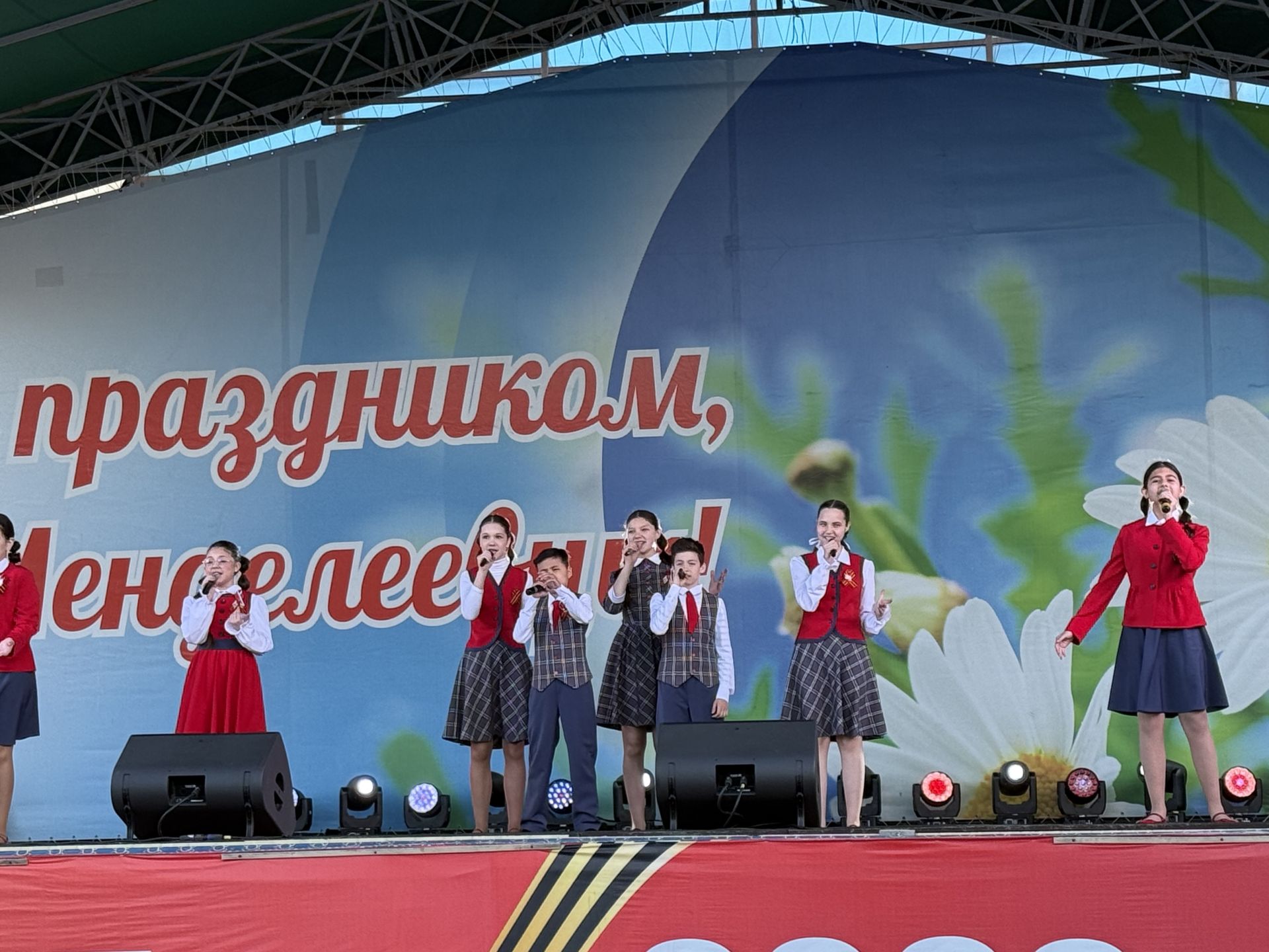 В День Победы в Менделеевске детские голоса и группа «Шурави» подарили зрителям праздничный вечер