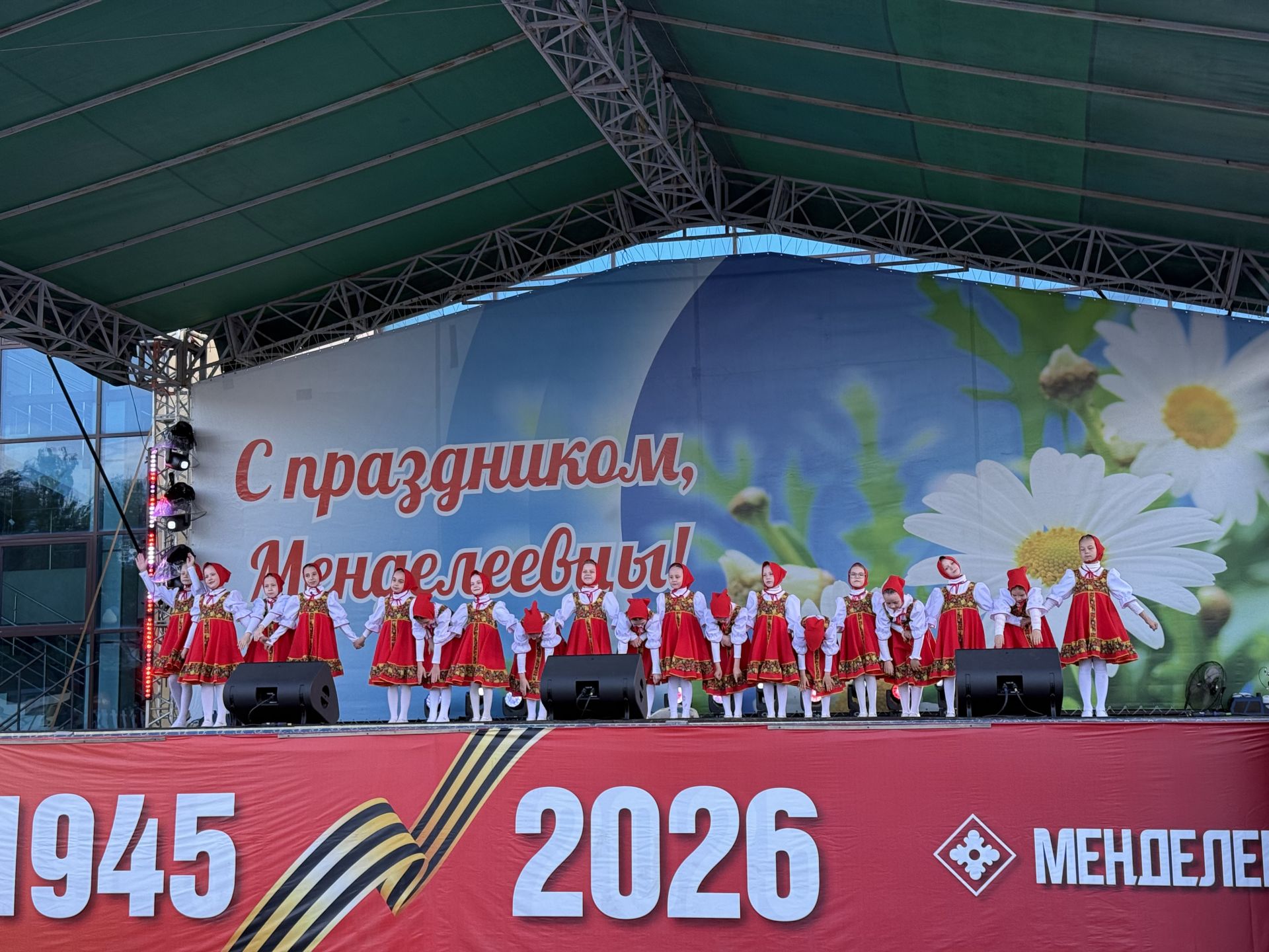 В День Победы в Менделеевске детские голоса и группа «Шурави» подарили зрителям праздничный вечер