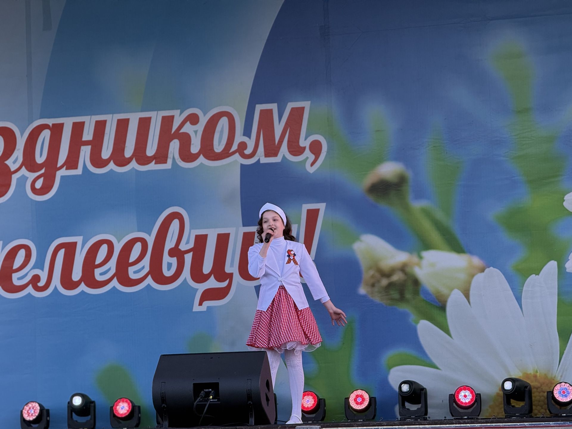 В День Победы в Менделеевске детские голоса и группа «Шурави» подарили зрителям праздничный вечер