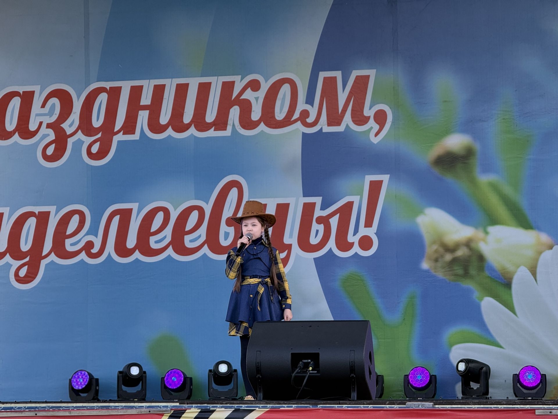 В День Победы в Менделеевске детские голоса и группа «Шурави» подарили зрителям праздничный вечер