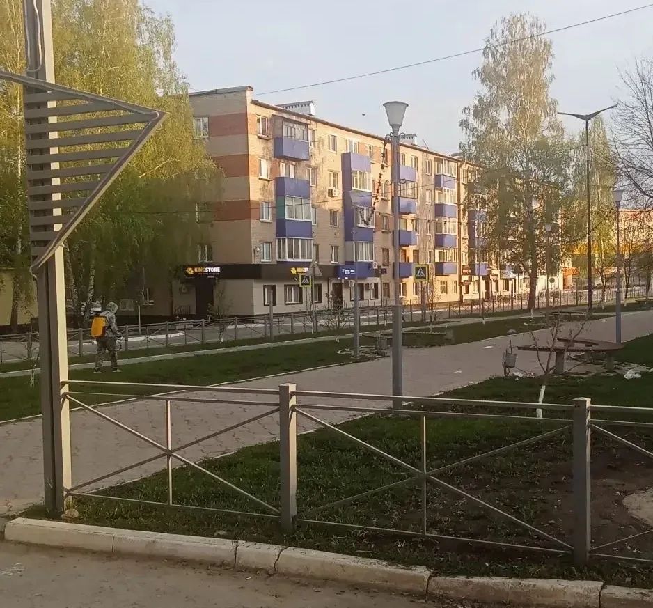 В Менделеевском районе провели обработку парков и скверов от клещей и комаров
