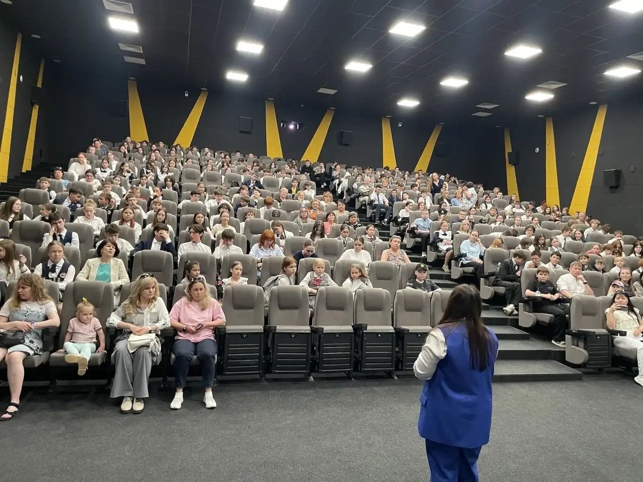 В кинотеатре «Юность» Менделеевска подросткам напомнили о безопасности на электросамокатах и питбайках