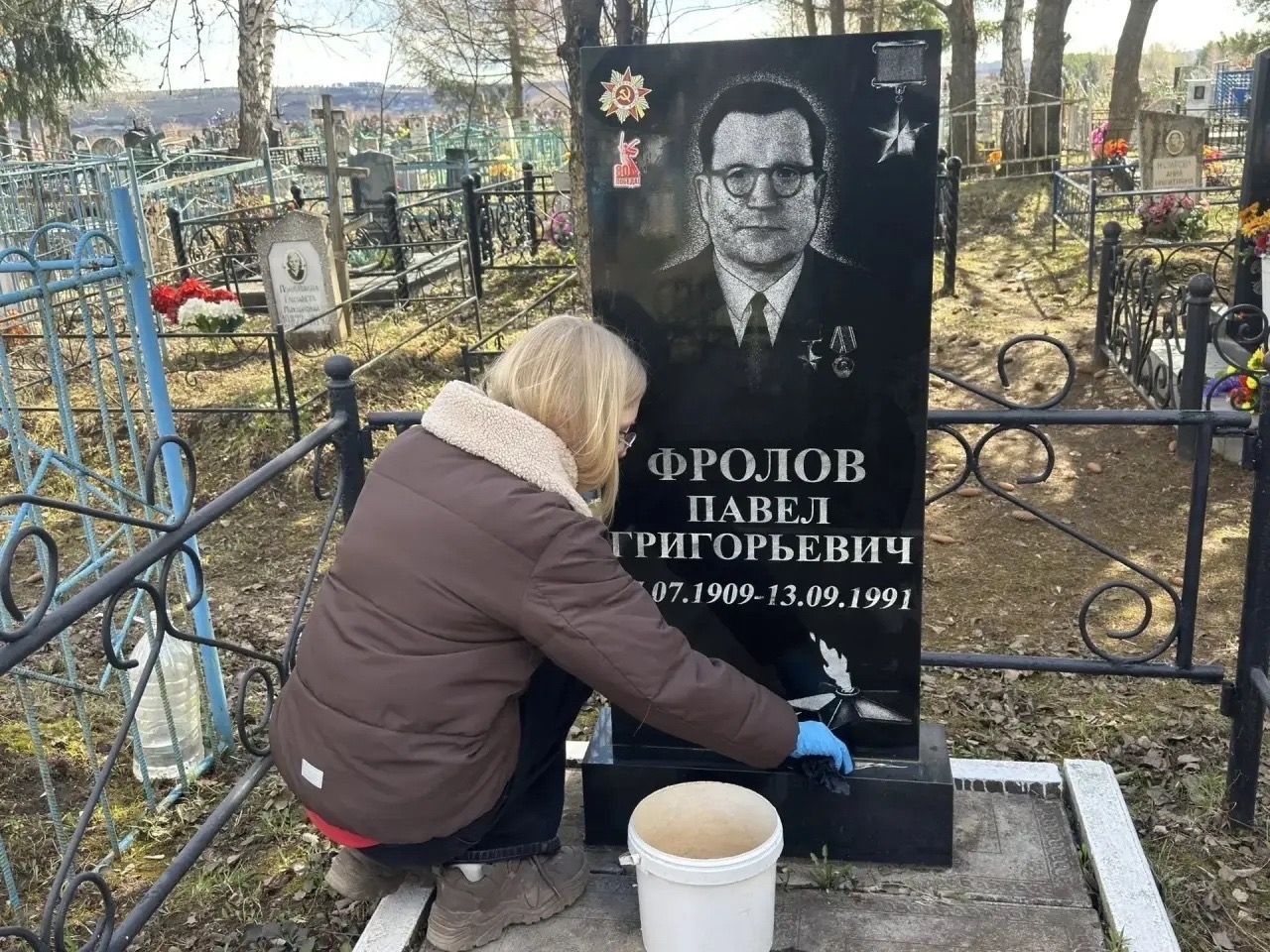 Волонтёры школы №2 в Менделеевске привели в порядок могилы участников ВОВ