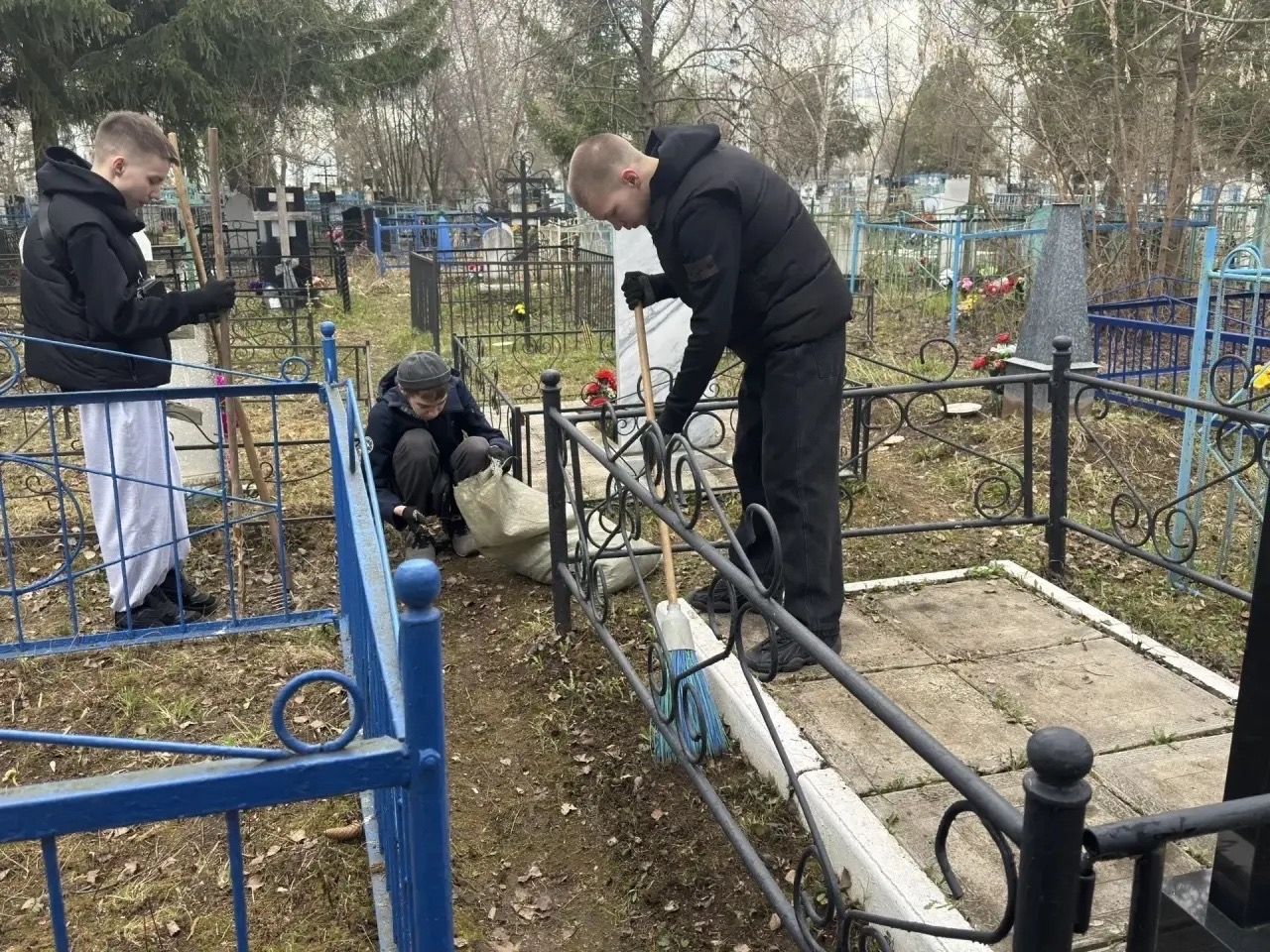 Волонтёры школы №2 в Менделеевске привели в порядок могилы участников ВОВ