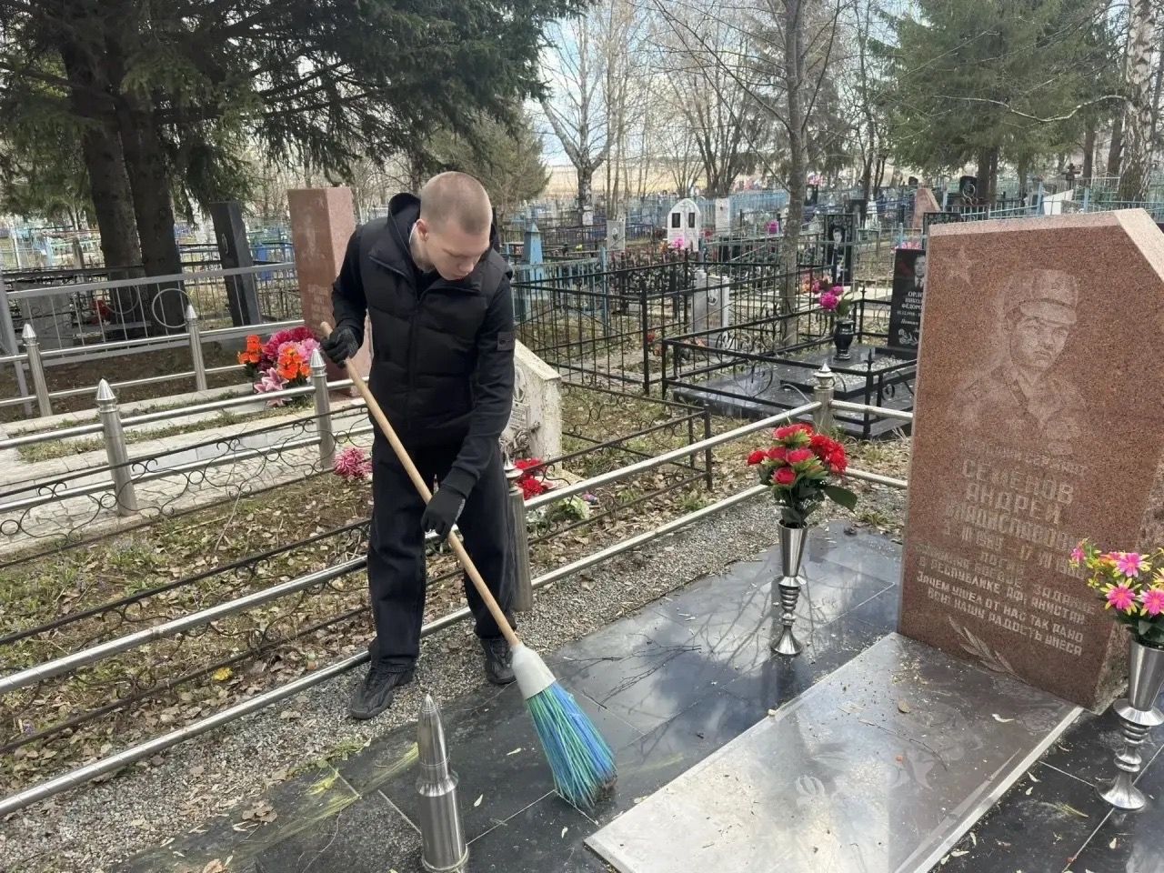 Волонтёры школы №2 в Менделеевске привели в порядок могилы участников ВОВ