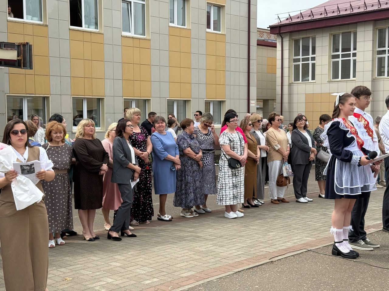 424 выпускника попрощались со школой: в Менделеевске прошёл последний звонок