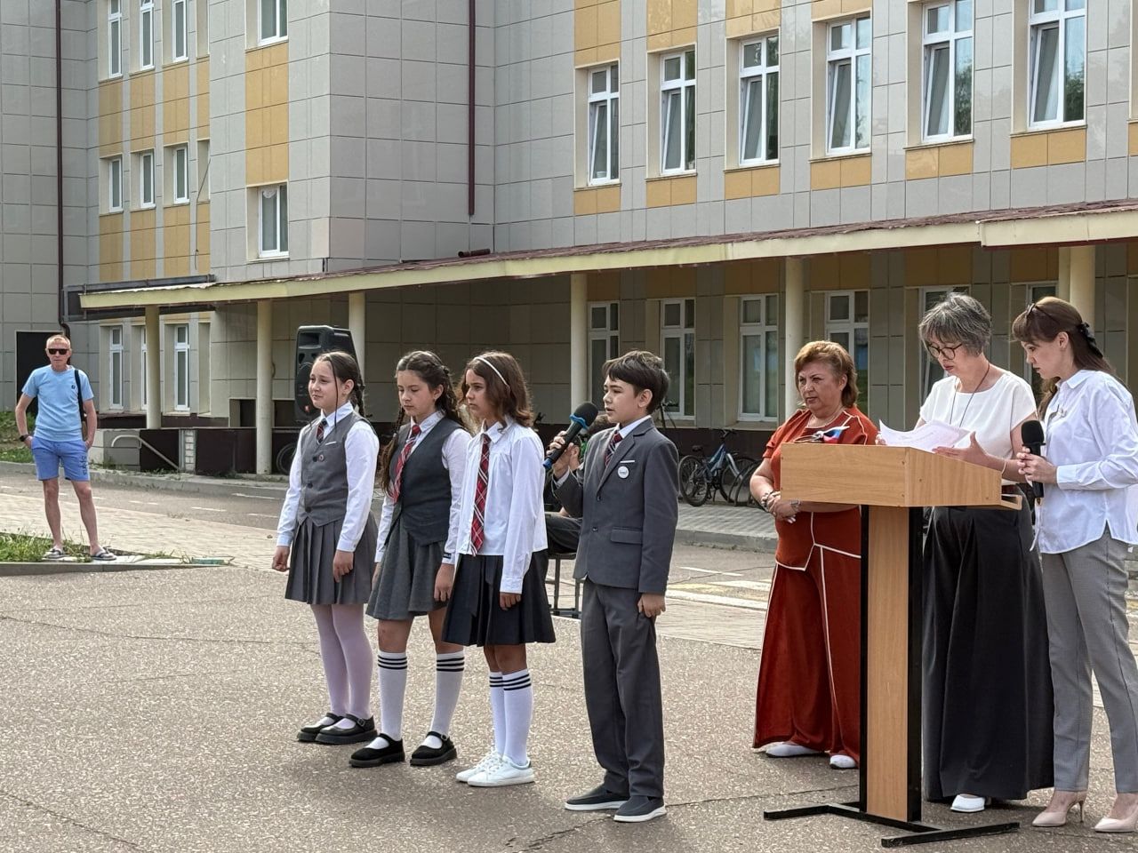 В первой школе Менделеевска последний звонок прозвенел для младших школьников