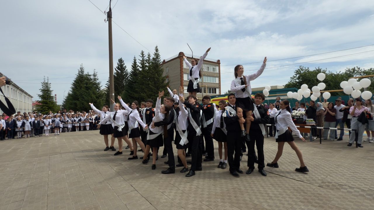 Последний звонок в школе №4 Менделеевска: 46 выпускников попрощались со школой