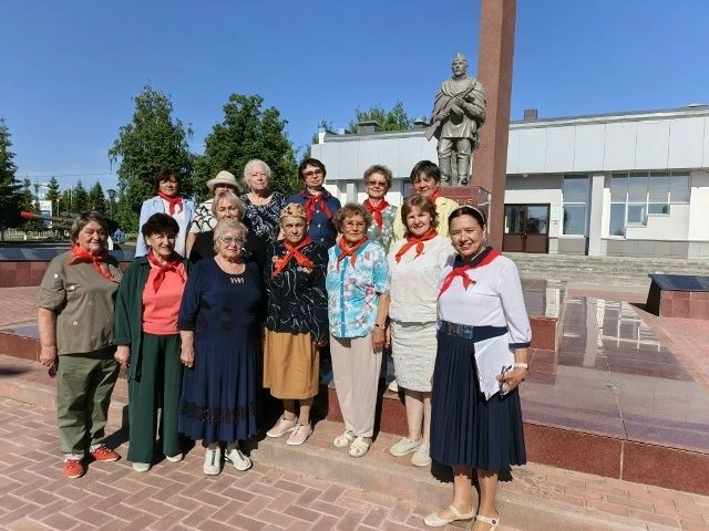 Бывшие пионервожатые Менделеевского района собрались на встречу в честь Дня пионерии