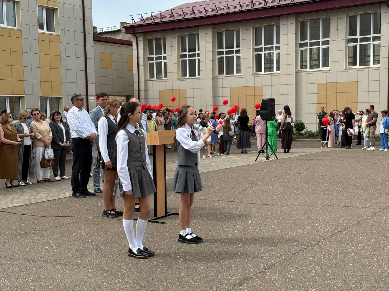 424 выпускника попрощались со школой: в Менделеевске прошёл последний звонок
