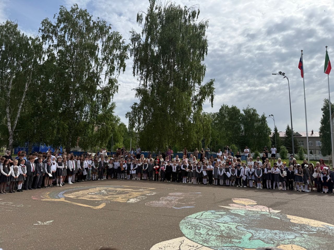 В первой школе Менделеевска последний звонок прозвенел для младших школьников