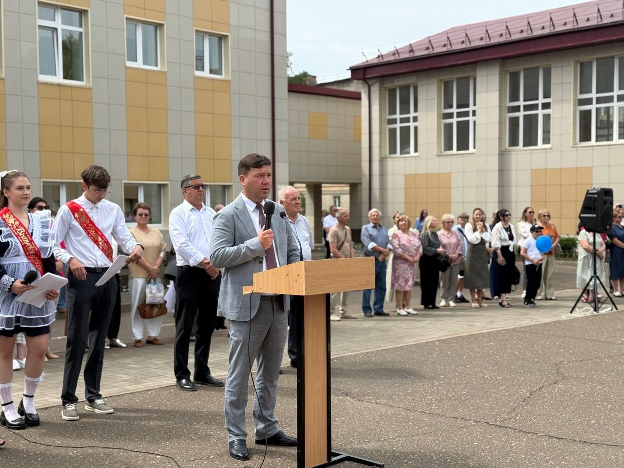424 выпускника попрощались со школой: в Менделеевске прошёл последний звонок