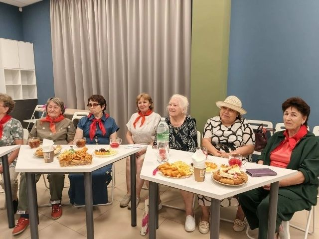 Бывшие пионервожатые Менделеевского района собрались на встречу в честь Дня пионерии