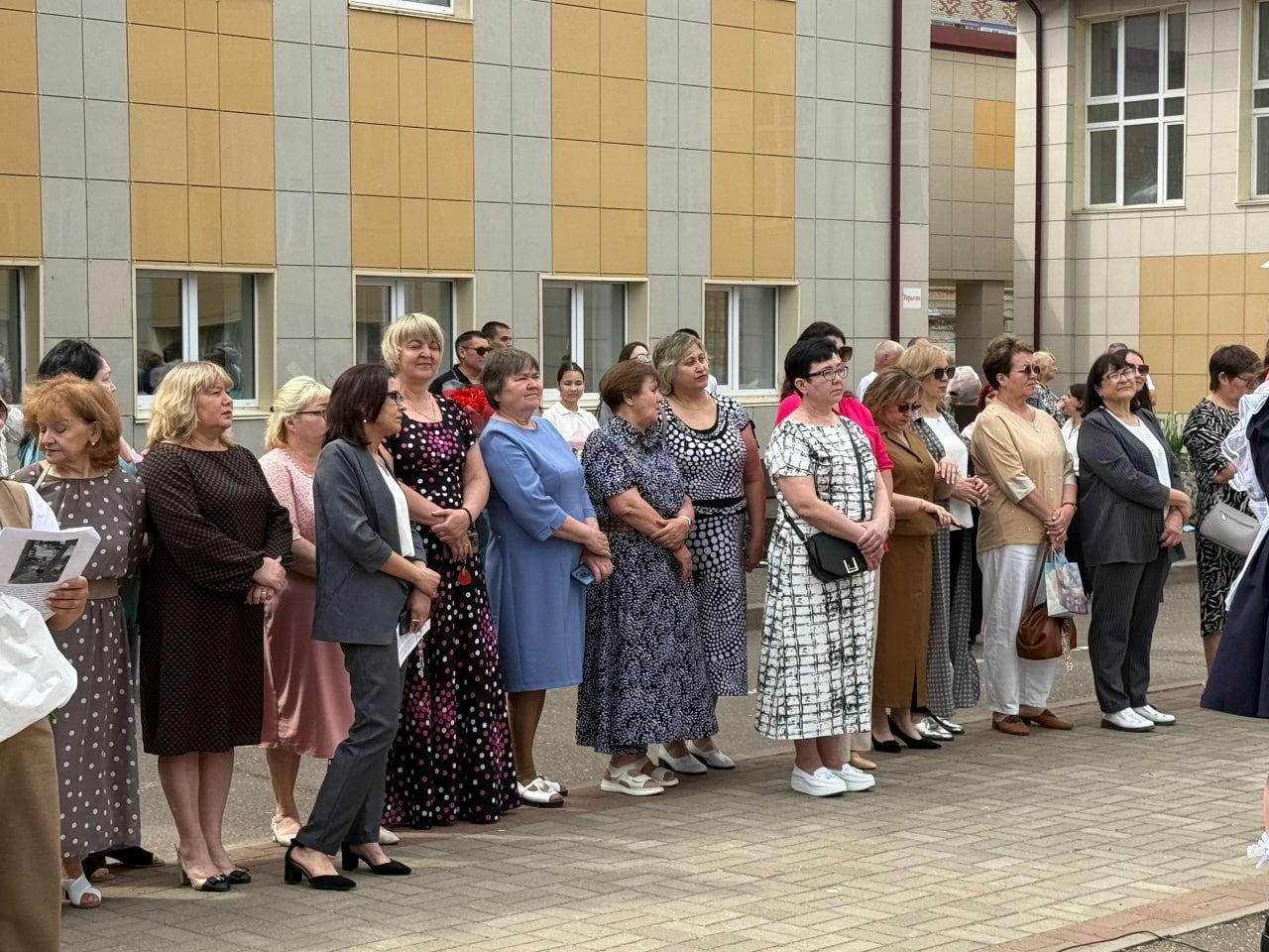 424 выпускника попрощались со школой: в Менделеевске прошёл последний звонок
