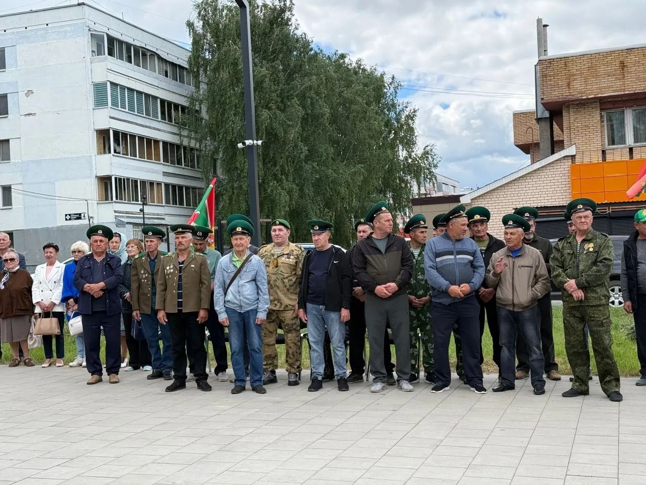 День пограничника в Менделеевске объединил ветеранов у городского мемориала