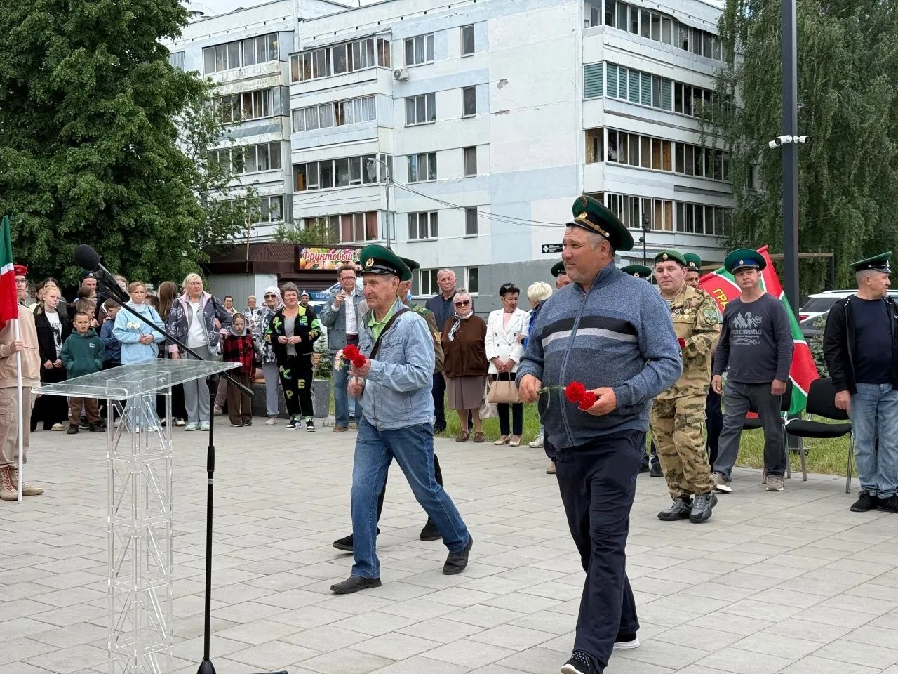 День пограничника в Менделеевске объединил ветеранов у городского мемориала