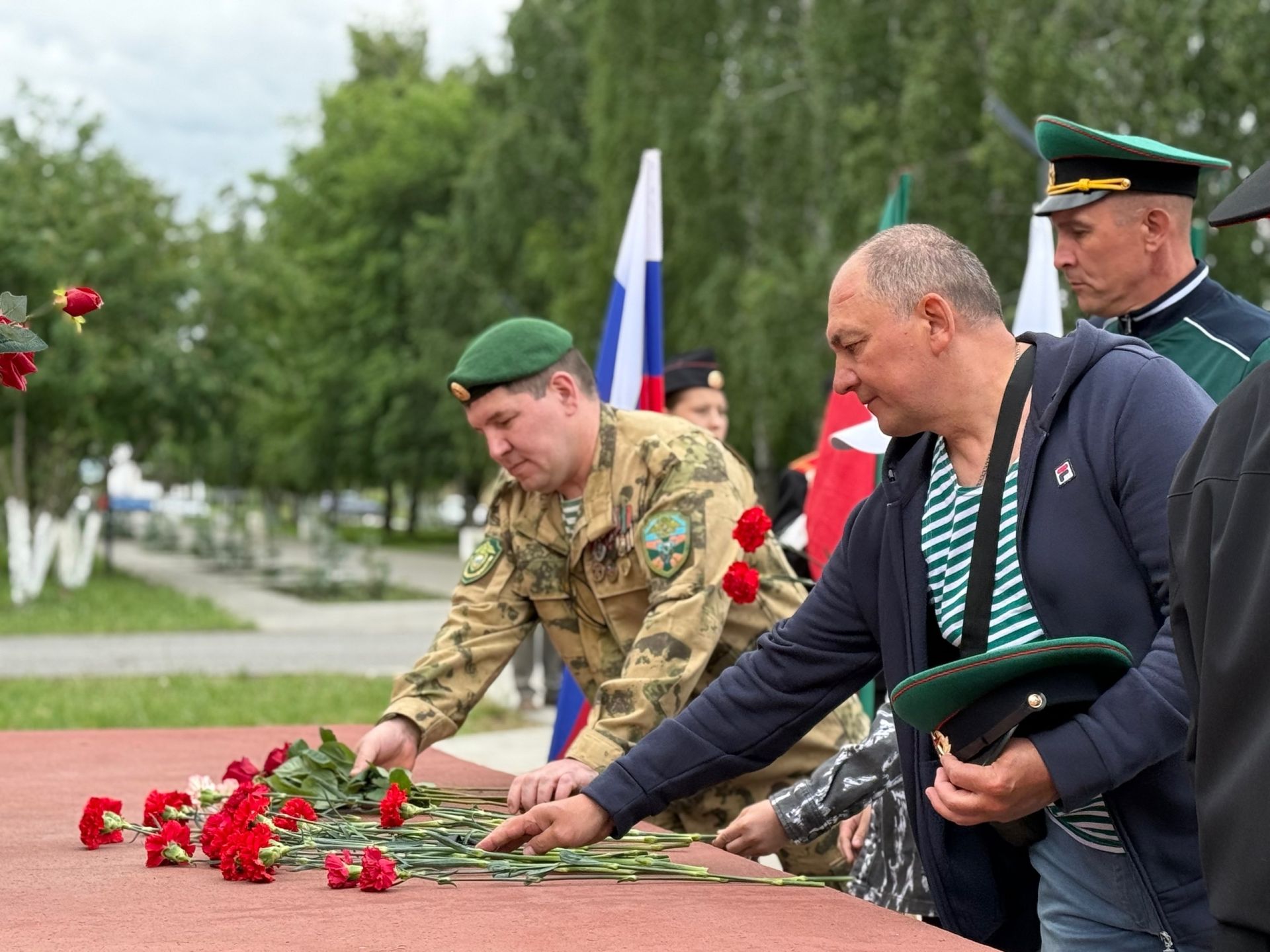 День пограничника в Менделеевске объединил ветеранов у городского мемориала
