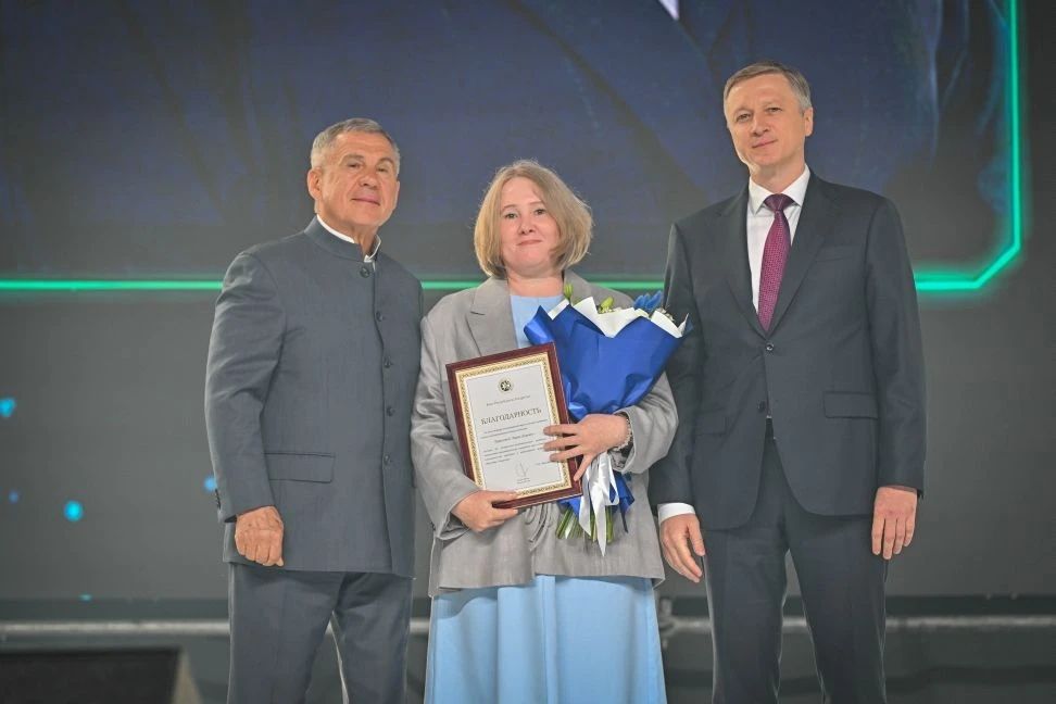 Сотрудница «Аммония» Лиана Тарасова получила награду от Раиса Татарстана