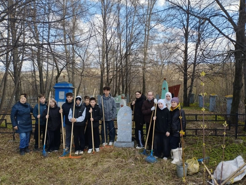Школьники Менделеевска очистили захоронения бойцов Красной Армии